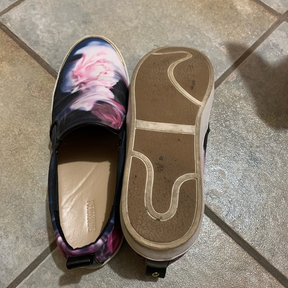Floral slip on shoes size 9 - Picture 3 of 5